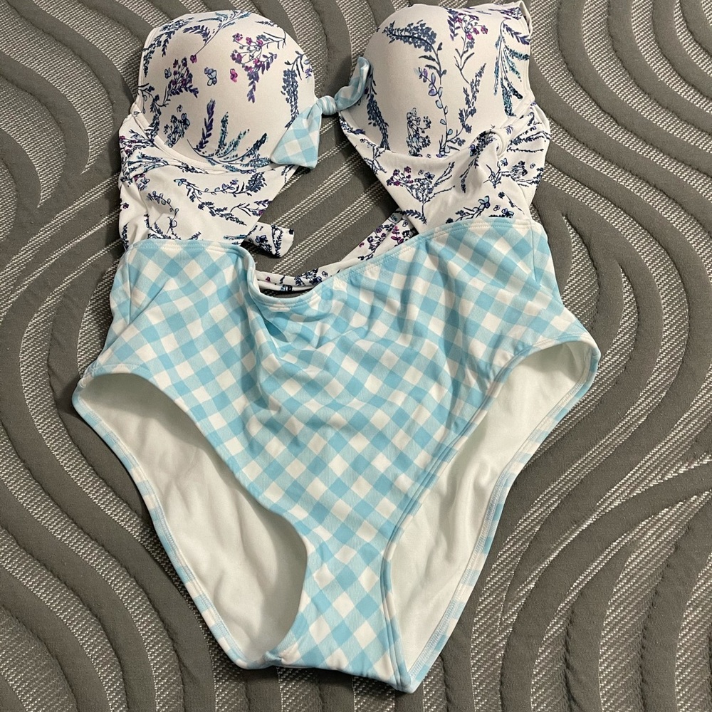 Swimsuits - Picture 3 of 8